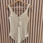 body beige bouton