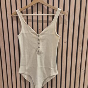 body beige bouton