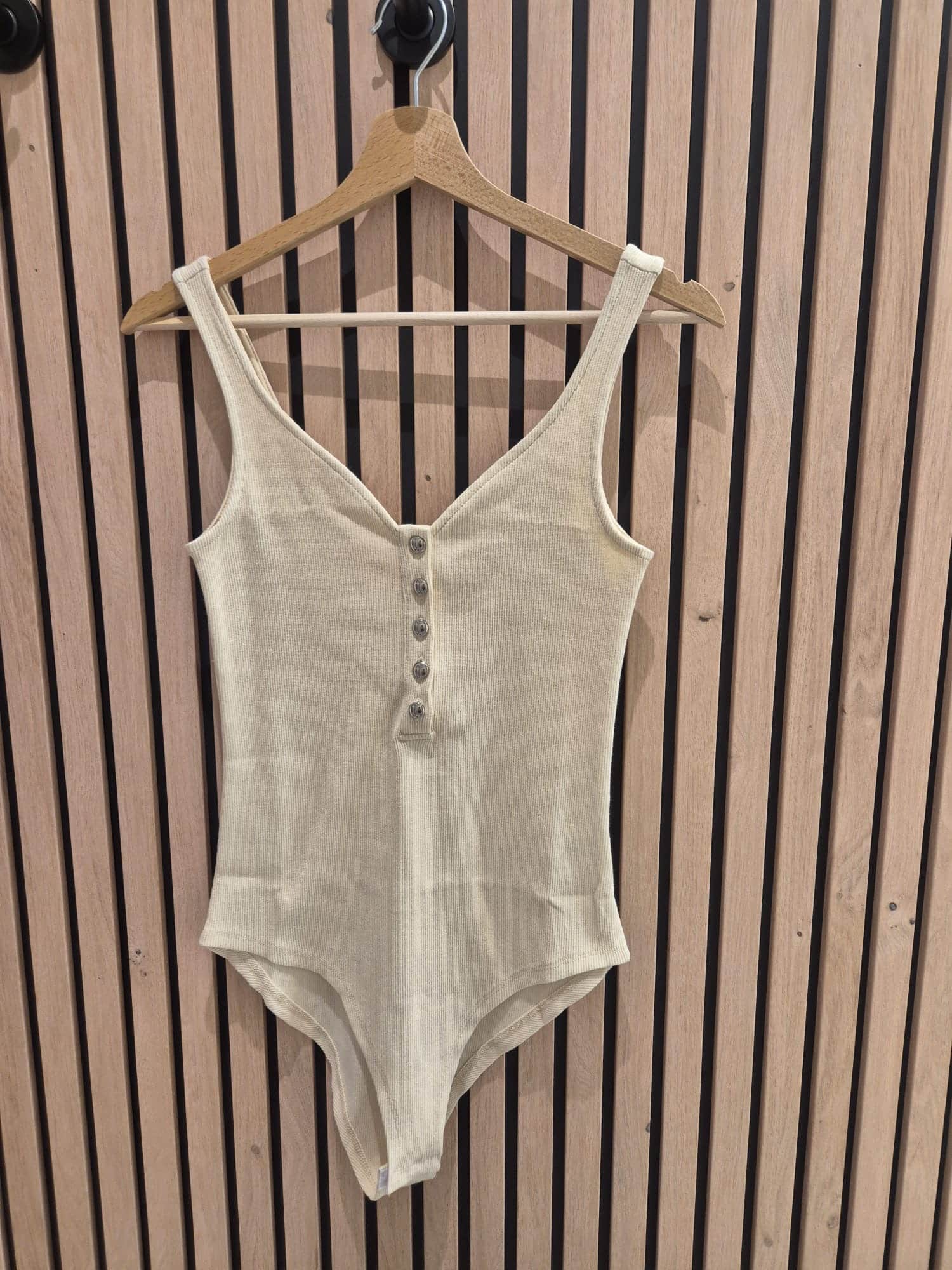 body beige bouton