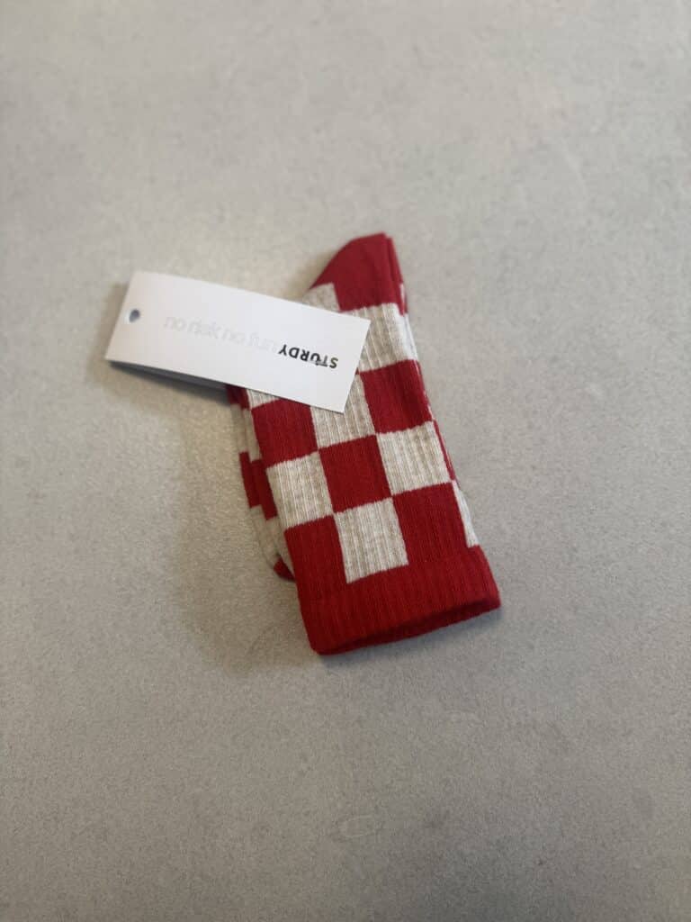 chaussettes rouge et beige