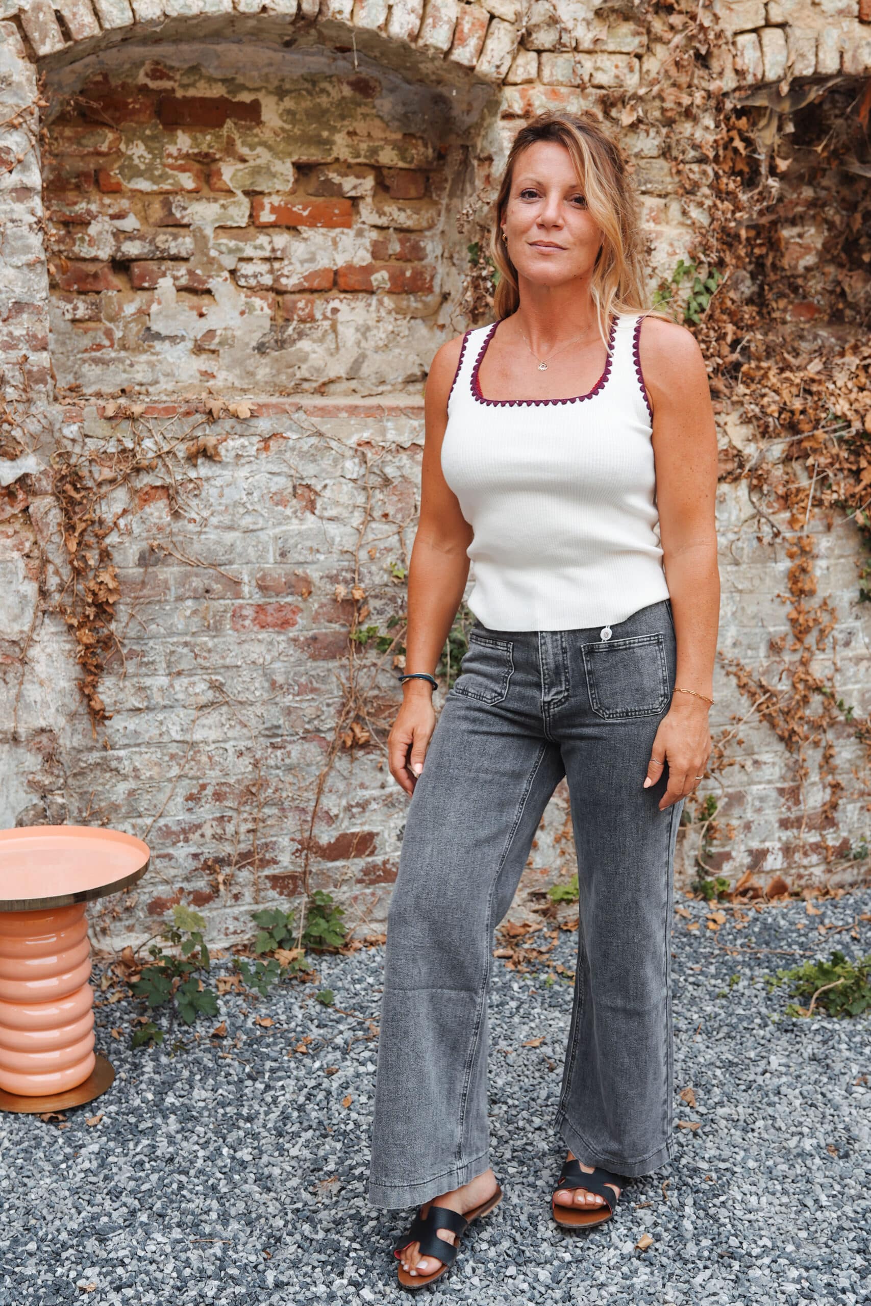 jeans gris foncé bouton
