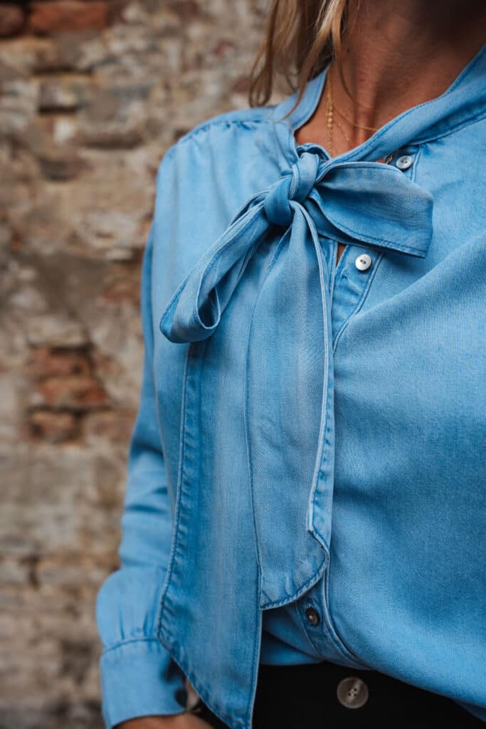 chemise col noeud bleu