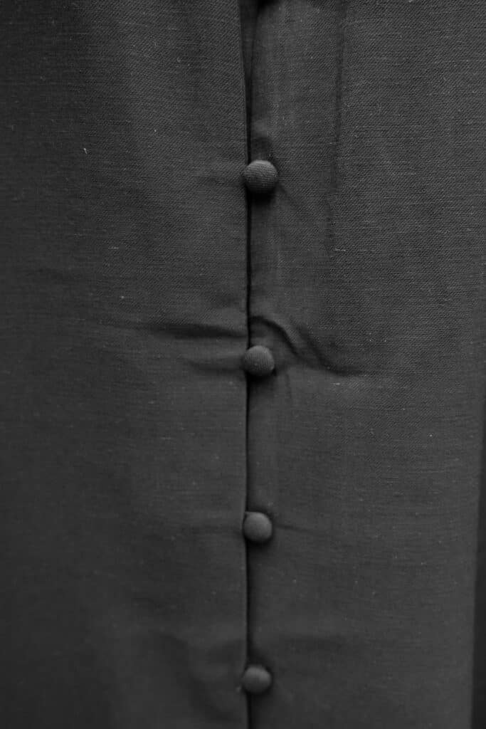 robe longue bouton noir