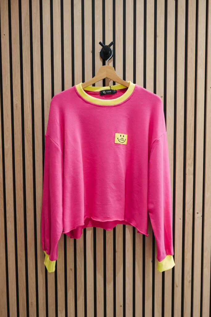 pull oversize rose et jaune fluo