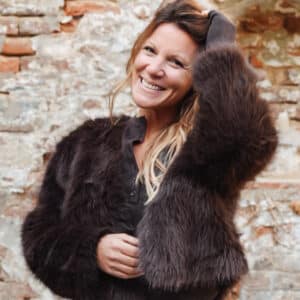 veste brune à poils longs