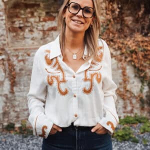 chemise blanche détails brun