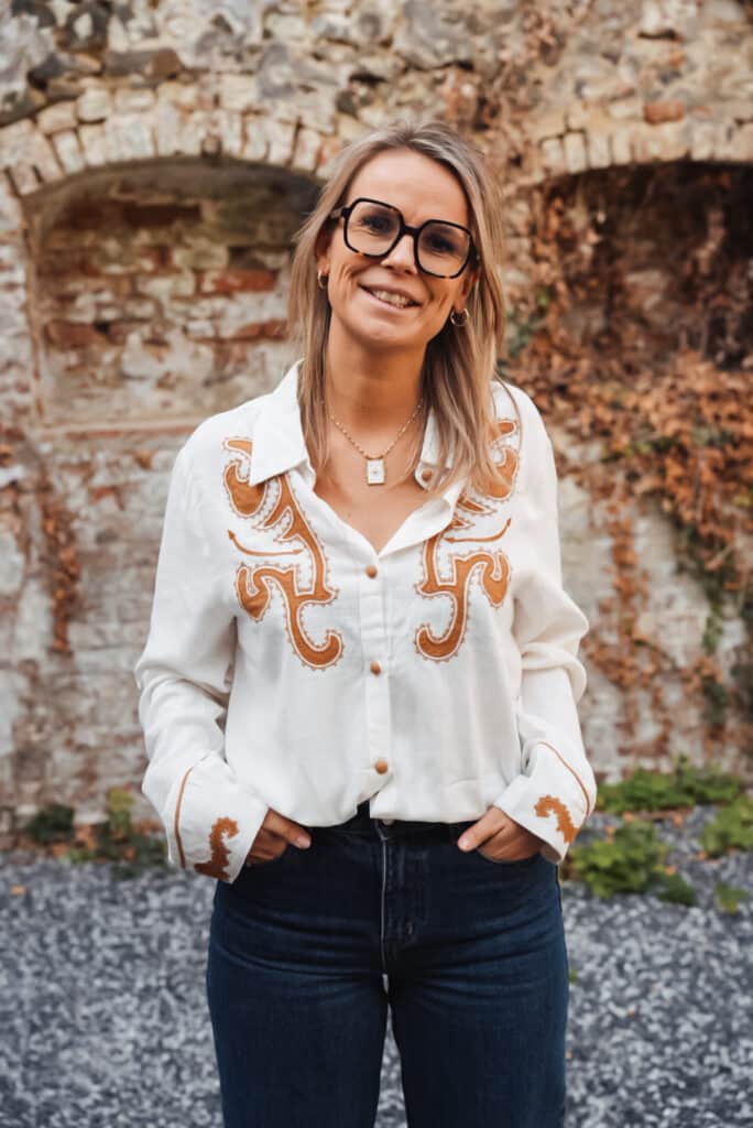 chemise blanche détails brun