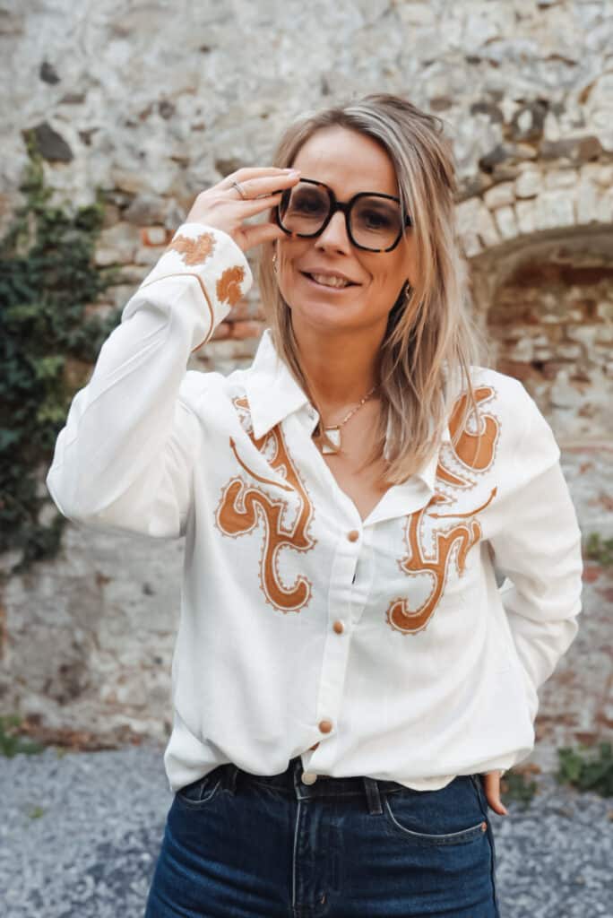 chemise blanche détails brun