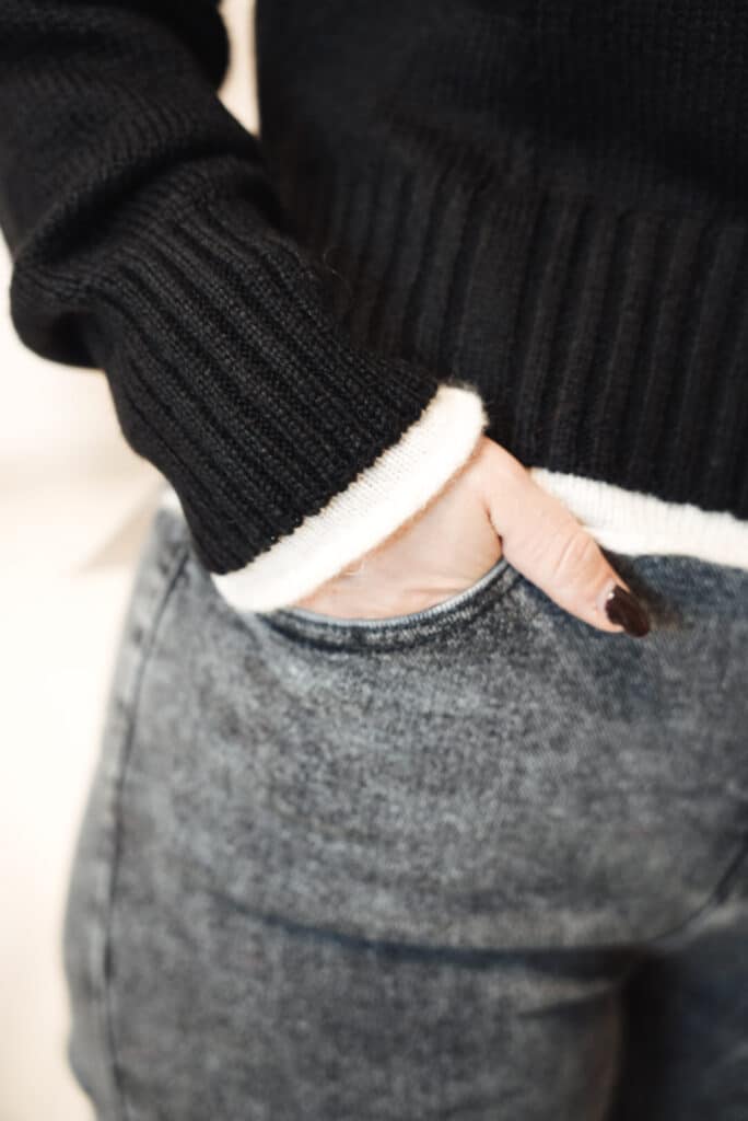 pull noir bord blanc