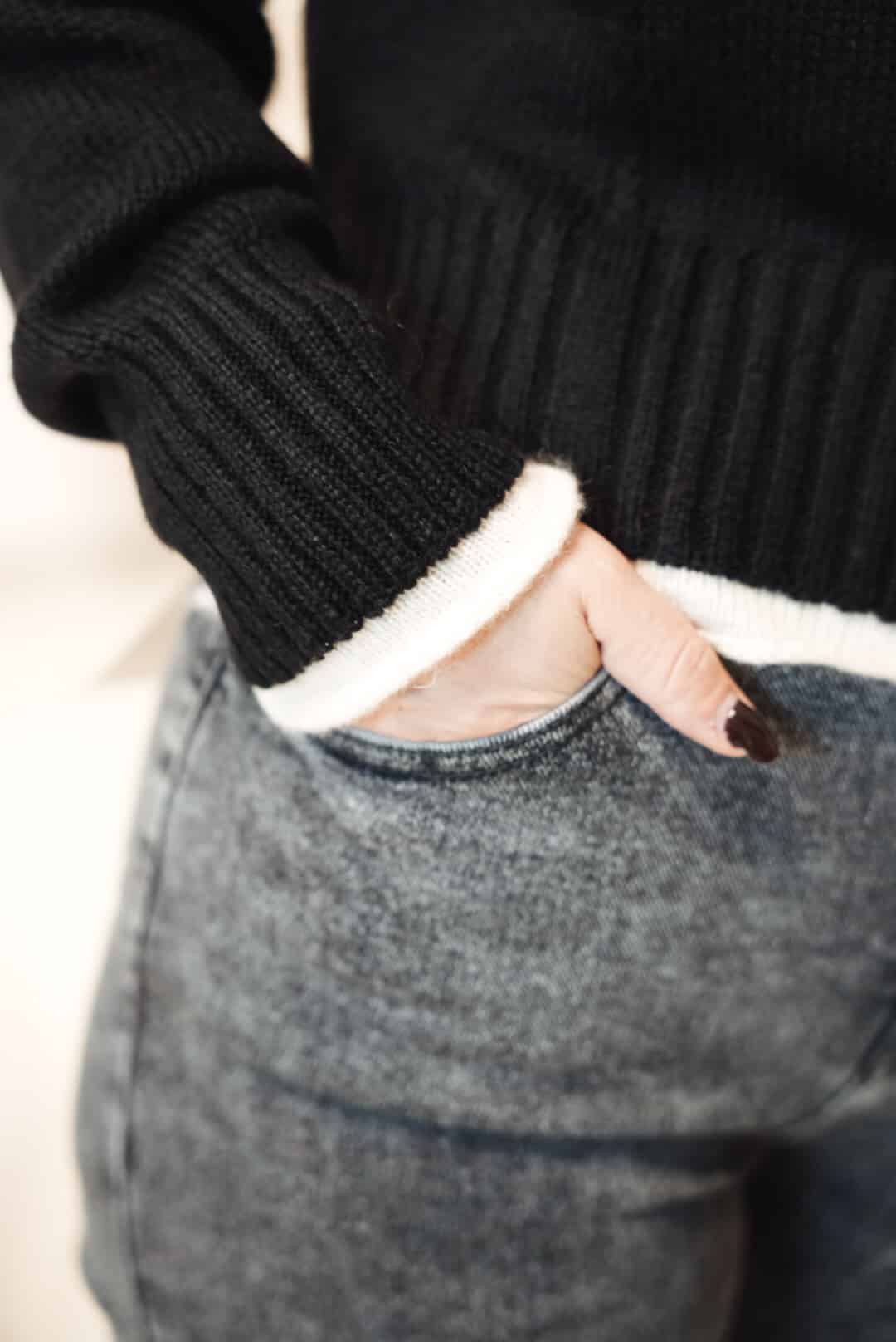 pull noir bord blanc