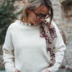 pull beige avec foulard chocolat