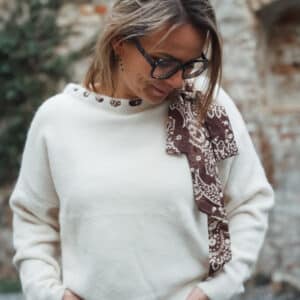 pull beige avec foulard chocolat
