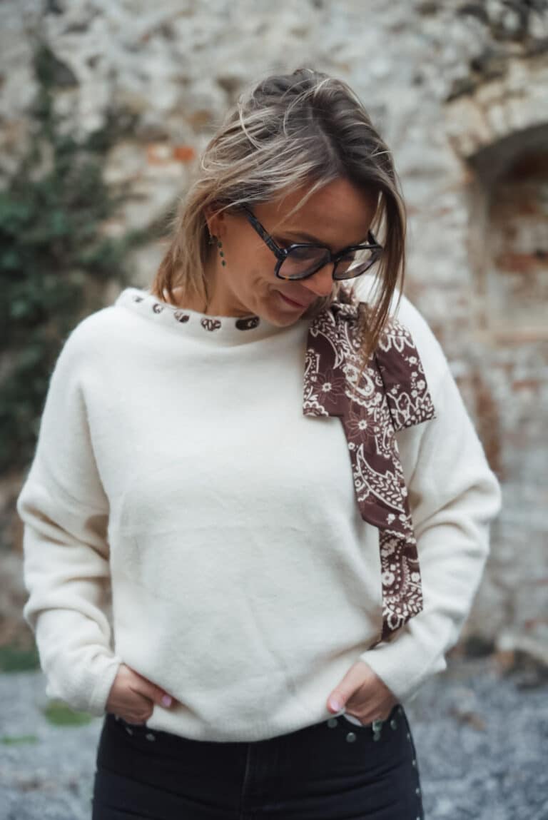pull beige avec foulard chocolat