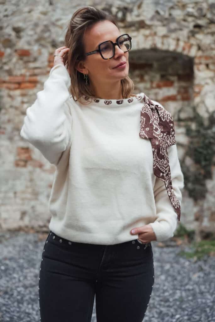 pull beige avec foulard chocolat