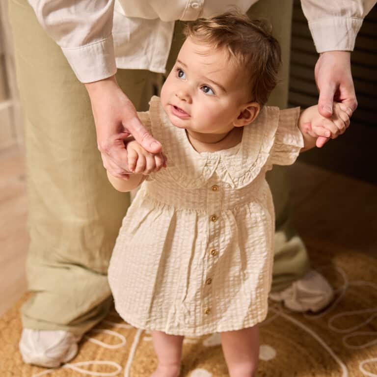 robe avec col et bandeau / beige & blanc