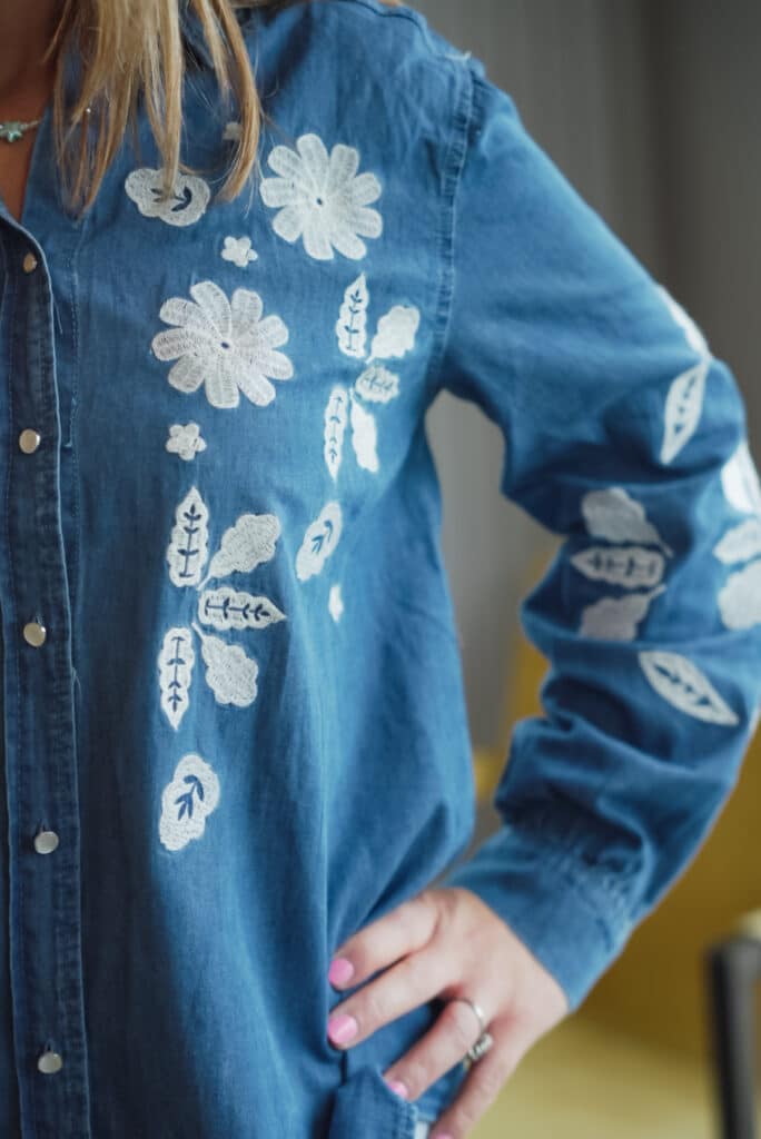 chemise couleur jeans broderie
