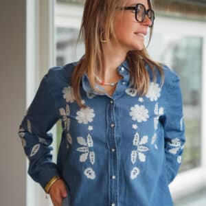 chemise couleur jeans broderie