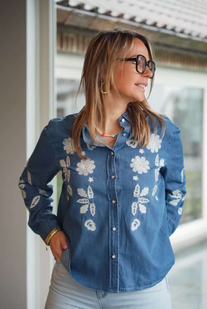 chemise couleur jeans broderie
