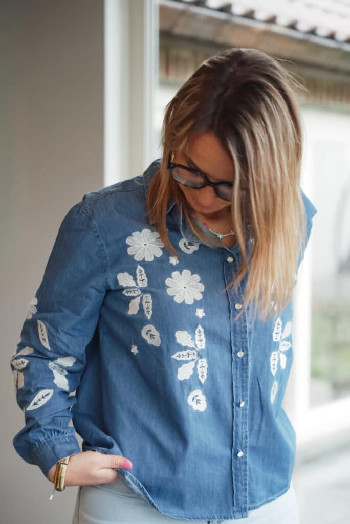 chemise couleur jeans broderie