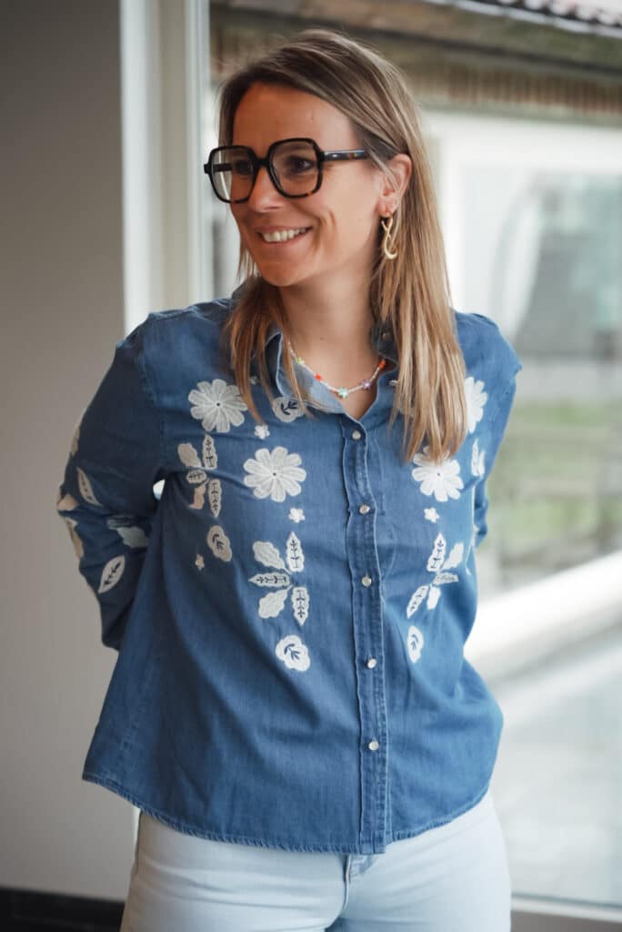 chemise couleur jeans broderie