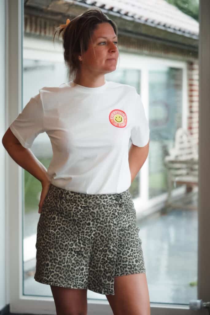 t shirt " everything is fine" blanc