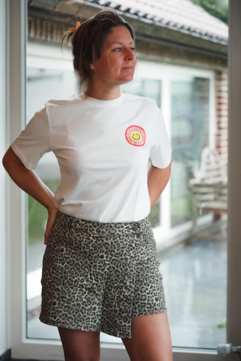 t shirt " everything is fine" blanc