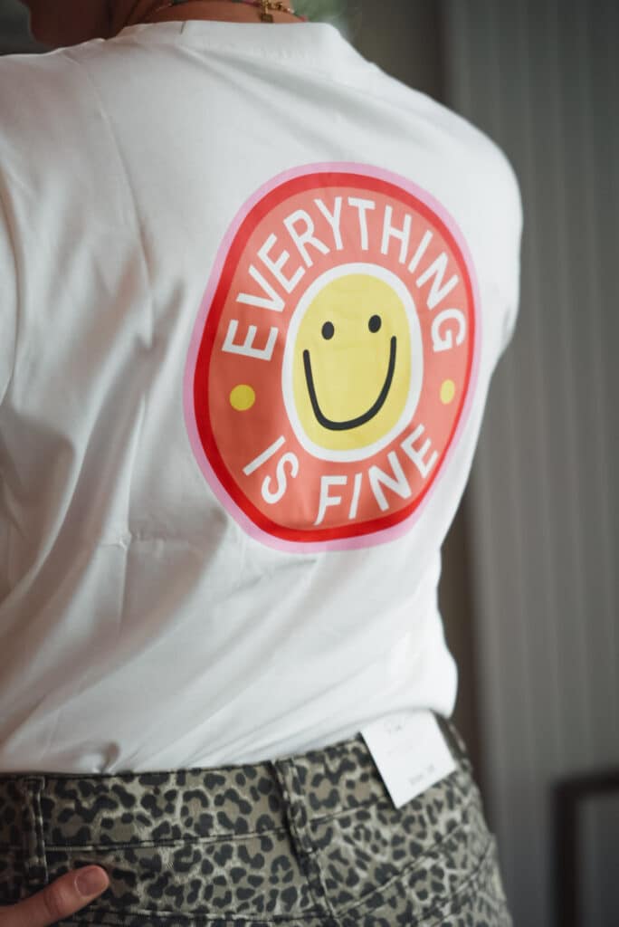 t shirt " everything is fine" blanc