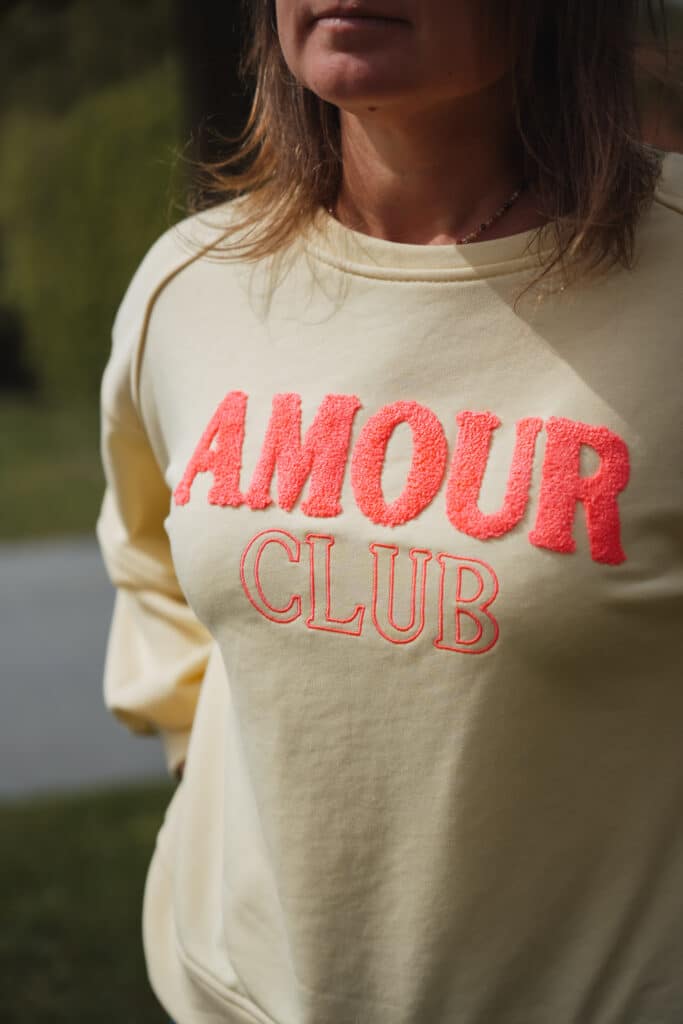 sweat jaune "amour club"
