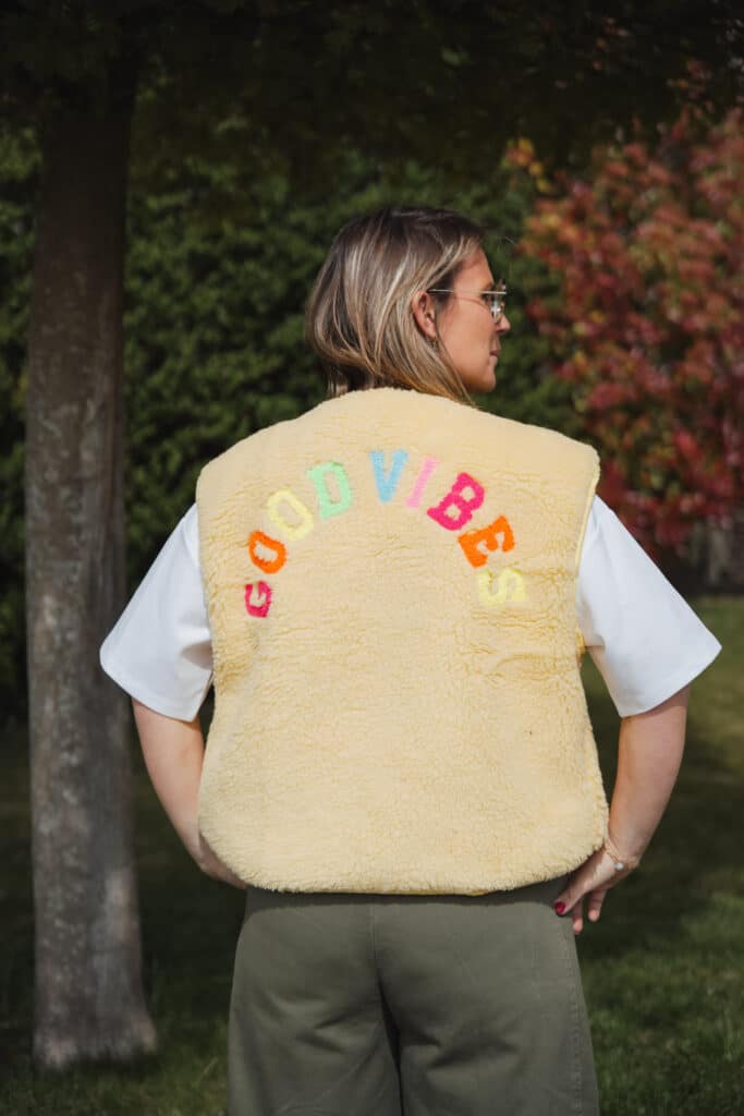 giet sans manches jaune "goodvibes"