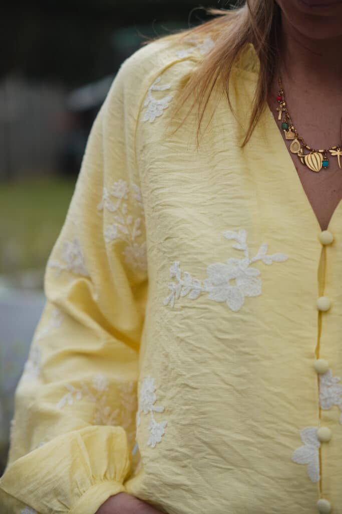 chemise jaune fleurs