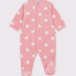 sur pyjama rose coeurs blancs
